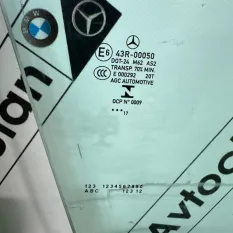 Стекло двери переднее правое Mercedes-Benz