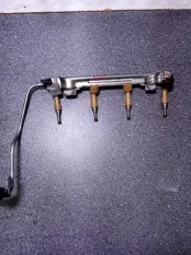 Топливная рампа с форсунками Toyota Auris 232500T010 1ZR