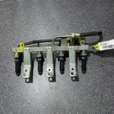 Топливная рейка с форсунками и проводкой Chevrolet Aveo 96800843 B12D1