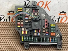 Блок предохранителей в багажнике BMW 5