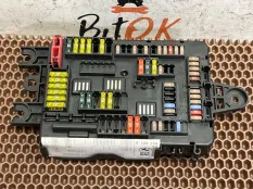 Блок предохранителей в багажнике BMW 3