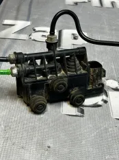 Блок клапанов пневмоподвески Land Rover Discovery