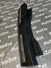 Накладка замка багажника Range Rover Velar L560