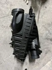 Корпус воздушного фильтра правый LR Discovery 5