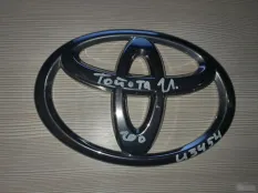 Эмблема решетки радиатора Toyota Land Cruiser 200