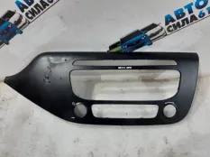 Рамка магнитолы Kia Ceed