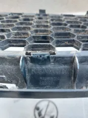 Решетка бампера нижняя Renault Logan