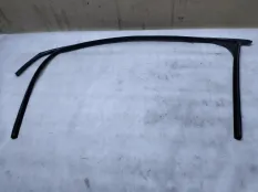 Уплотнитель стекла двери Ford Focus