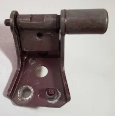 Дверная петля передняя правая нижняя Ford E 102579