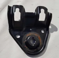 Кронштейн подрамника правый Ford Explorer 5 106712