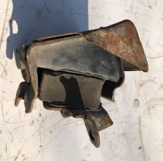 Опора двигателя левая  J 125641