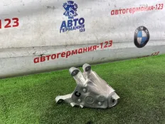 Кронштейн двигателя BMW 520d 2017 6870754 G30 B47D20A, правый
