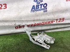 Петля капота Mercedes CLA45 2015 A1178800228 C117 133.980, правая