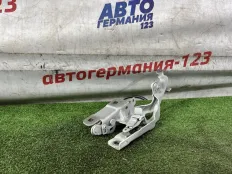 Петля капота Mercedes CLA45 2015 A1178800128 C117 133.980, левая