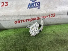 Петля капота Mercedes C220 2017 2058800828 W205 651.921, левая