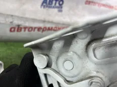 Петля капота Mercedes C220 2017 2058800828 W205 651.921, левая