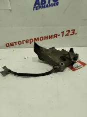 Кронштейн BMW 118 2005 22116775041 E81 N47D20A, левый