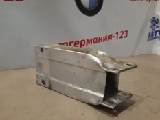 Кронштейн усилителя бампера Mercedes C180 2012 A2046200995 C204 271.820, передний правый