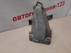 Опора двигателя Mercedes C180 2012 A2712232304 C204 271.820, правая