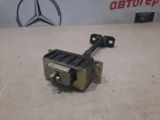 Ограничитель двери Mercedes E350 2005 A2117200116 W211 272.964, передний правый