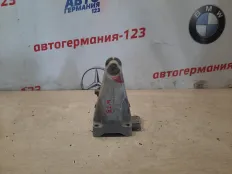 Кронштейн двигателя Mercedes C180 2017 A2742231004 W205 274.910, правый