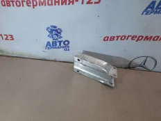 Кронштейн усилителя бампера Mercedes C200 2008 A2046200995 W204 271.950, передний правый