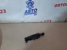 Форсунка омывателя фар Mercedes C200 2008 A2048602847 W204 271.950, передняя правая