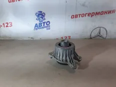 Подушка двигателя Mercedes C180 2014 A2052400300 W205 274.910, правая