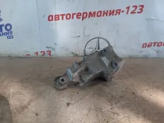 Кронштейн двигателя Mercedes V220 2016 A6512235804 W447 651.950, правый