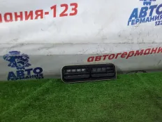 Решетка вентиляционная Mercedes C200 2013 A2128300242 W204 271.860