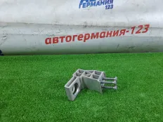 Кронштейн радиатора Mercedes E220d 2017 A2135010720 W213 654.920, правый