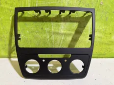Рамка магнитолы Skoda Yeti 5L0858069G