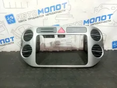 Рамка магнитолы Volkswagen Tiguan 5N1 CAW 2009