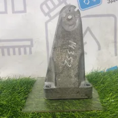 Кронштейн двигателя Mercedes Benz C-class W204