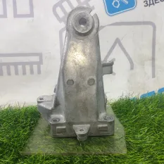 Кронштейн двигателя Mercedes Benz C-class W204