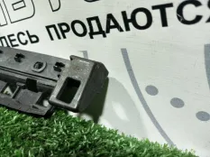 Кронштейн переднего бампера правый Audi A6 Avant