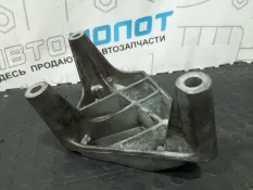 Кронштейн правый Opel CORSA-C Z12XEP