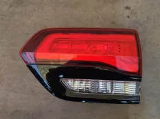 Фонарь крышки багажника правый Jeep Grand Cherokee