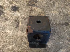 Кронштейн коробки (балка кпп) Audi R8 42 420 2008