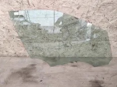 Стекло двери передней правой Land Rover LR080134