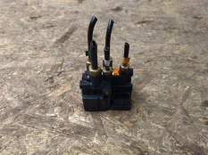 Блок клапанов пневмоподвески Land Rover 4 LR113342