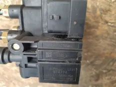 Блок клапанов пневмоподвески Land Rover 4 LR113342