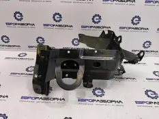 Кронштейн крыла передний правый Audi Q7 4M0145841