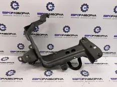 Кронштейн крыла передний правый Audi Q7 4M0145841