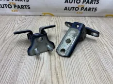 Петля двери Mitsubishi Outlander