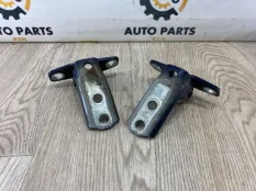 Петля двери Mitsubishi Outlander