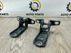 Петля двери Mitsubishi Outlander