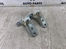 Петля двери Mitsubishi Outlander