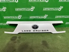 Накладка крышки багажника Toyota Land Cruiser 300 2021-2026 7680160570A0