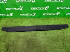 Накладка двери багажника Toyota Tundra 2021-2026 657170C090